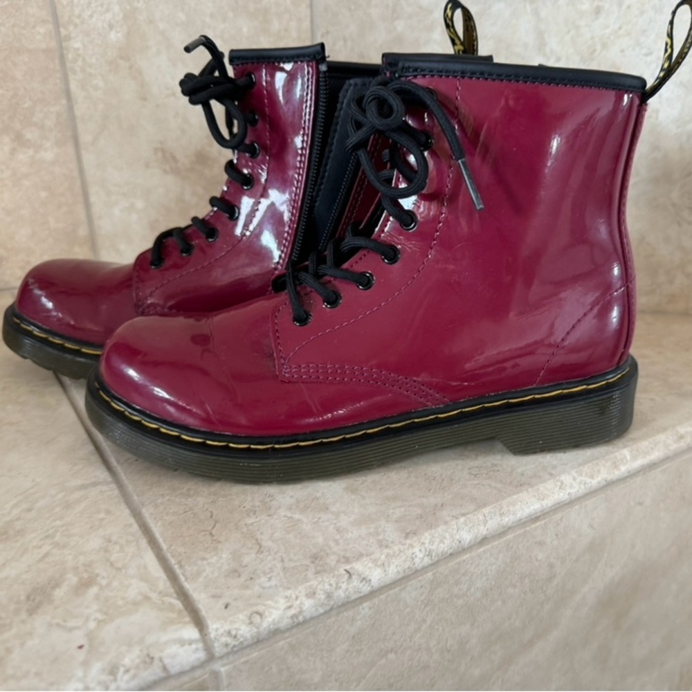 Iconic (Child) DOC MARTENS size 4